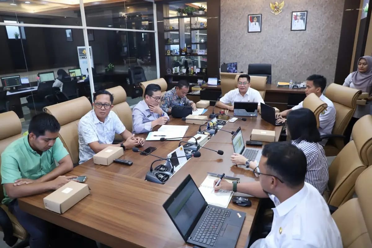 KOORDINASI: Pertemuan Plt Kabid TIK dan Persandian Diskominfo Kaltim Bambang Kukilo bersama Diskominfo Kubar di ruang kerja Kepala Diskominfo Kaltim, Rabu (28/5). (DISKOMINFO KALTIM UNTUK BERAU POST)