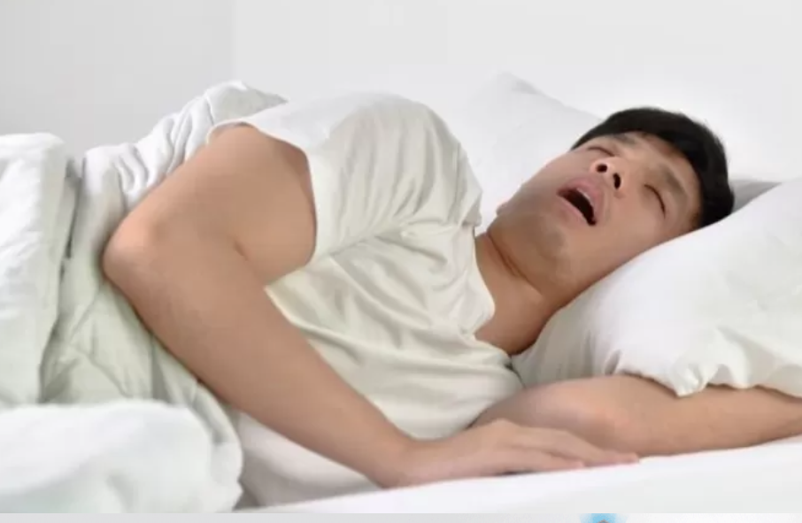 Seseorang tidur mendengkur atau ngorok. (Freepik)