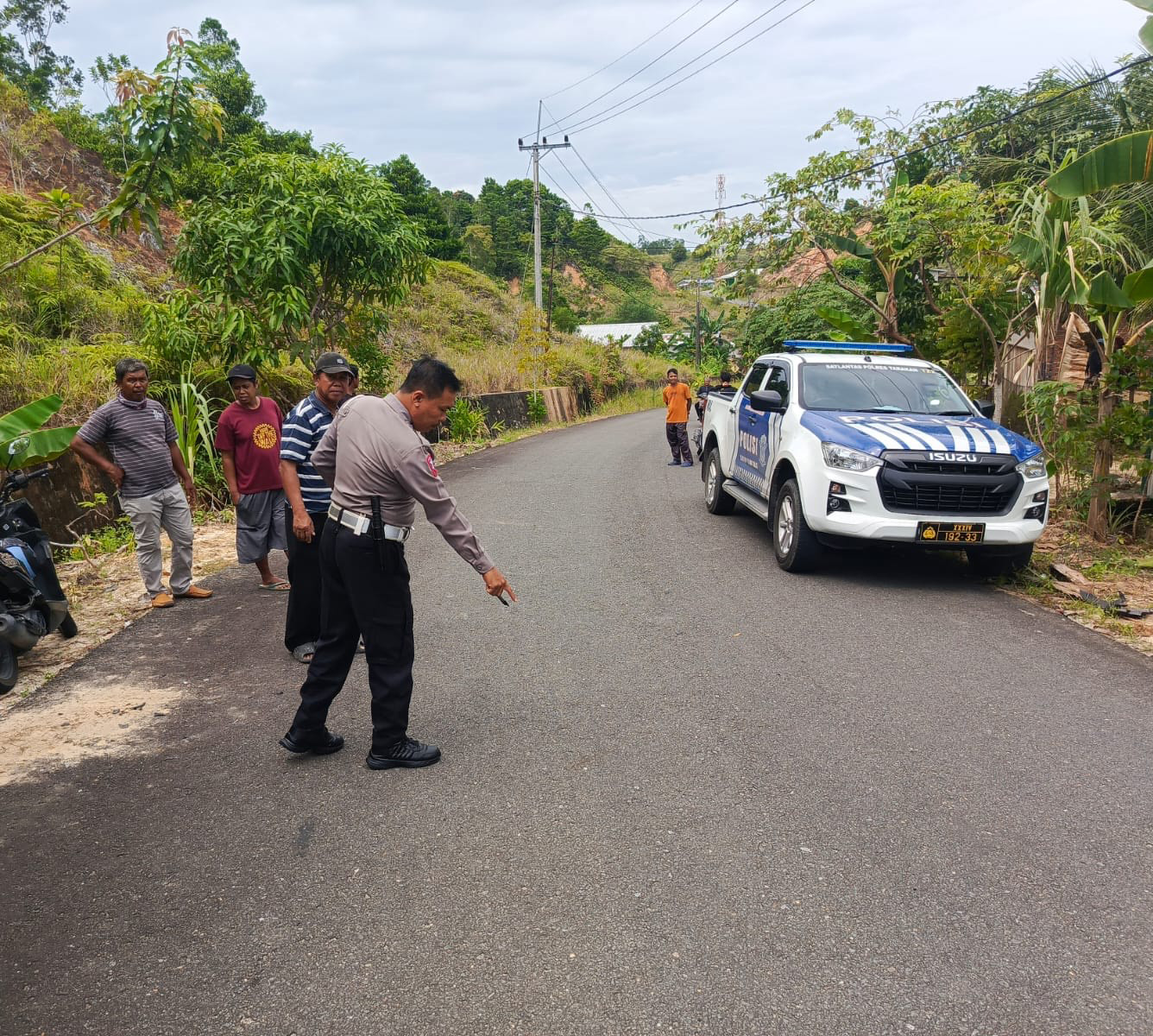 OLAH TKP: Personel Satlantas Polres Tarakan lakukan olah TKP kecelakaan di Jalan Tanjung Pasir, Kelurahan Mamburungan Timur, Tarakan Timur, Kota Tarakan, Kamis (29/5) lalu. (POLRES TARAKAN UNTUK HRK)
