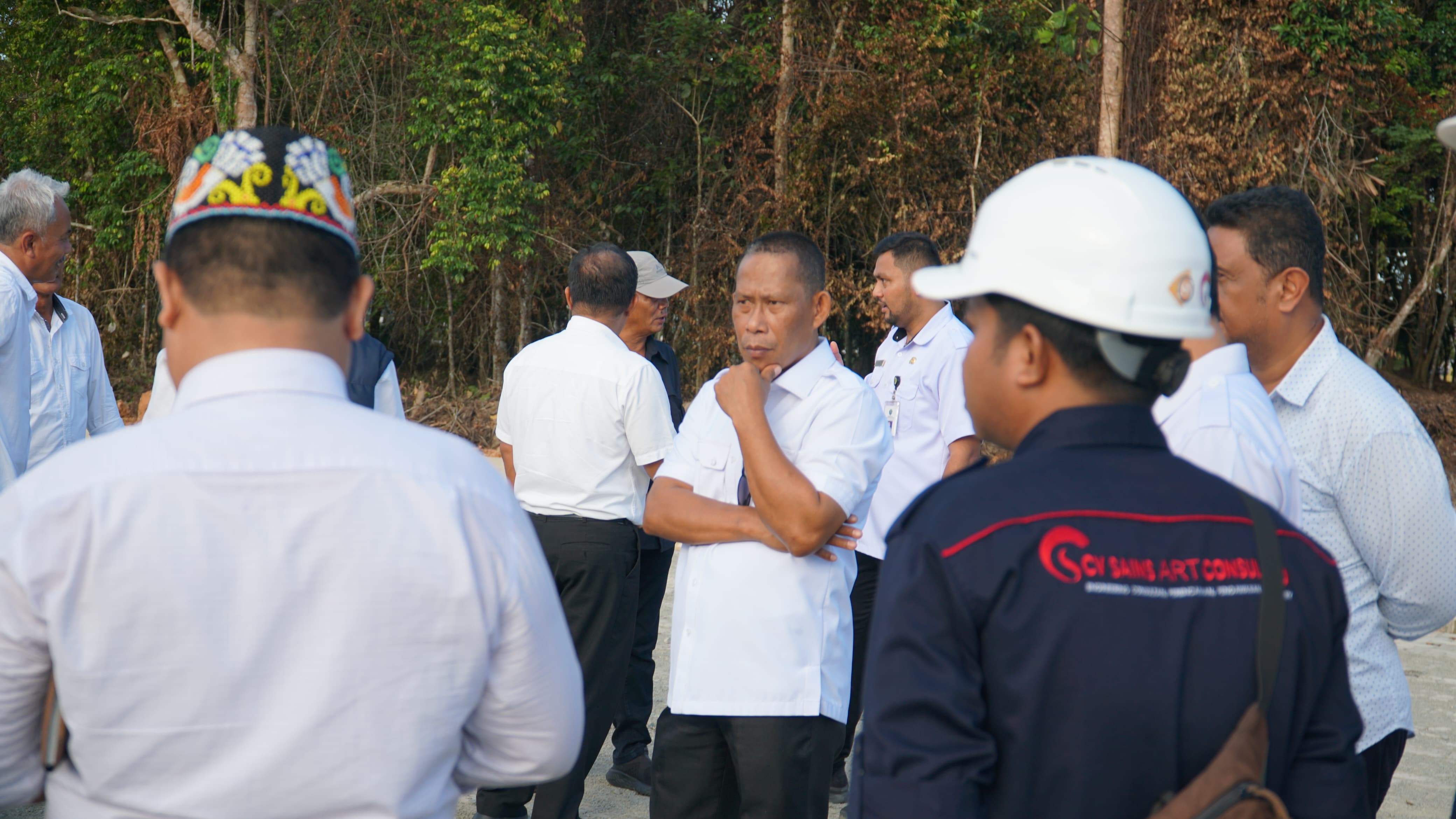PENINJAUAN: Bupati Bulungan Syarwani saat berada di Kebun Raya Bundayati Bulungan untuk melihat progress pengerjaan. (IPUNK/HRK)