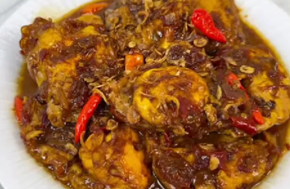 Resep Telur Kecap Santan yang Enak dan Bikin Nagih (foto: YouTube Ika Mardatillah)
