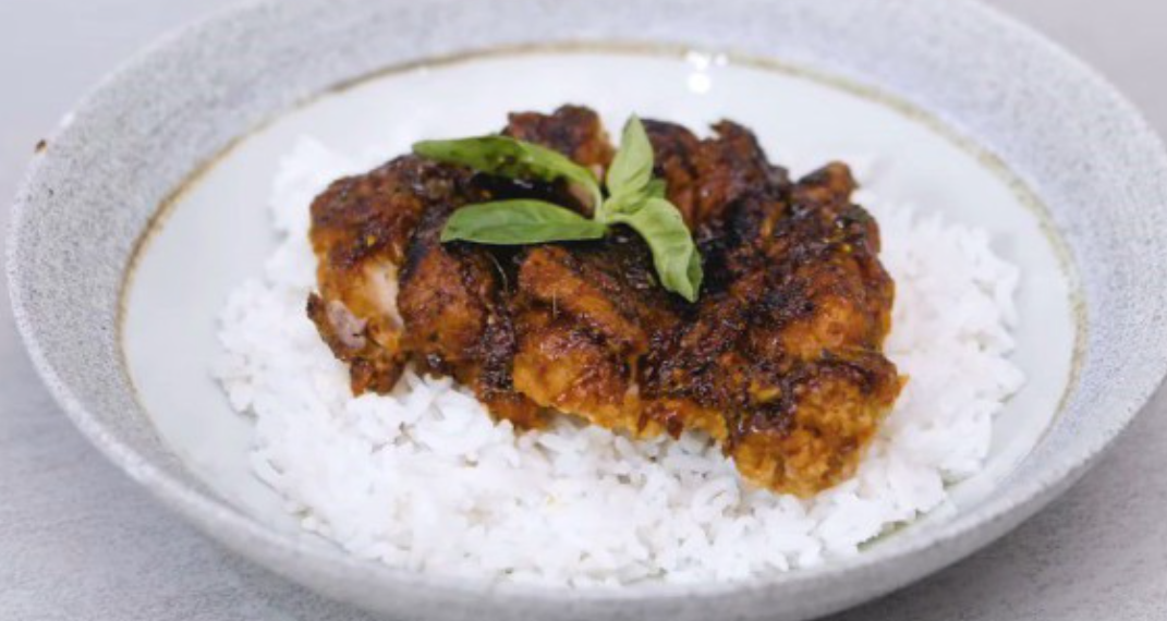 Resep Ayam Goreng Krispi Bumbu Jimbaran yang Cocok Jadi Menu Spesial. (YouTube Ade Koerniawan)