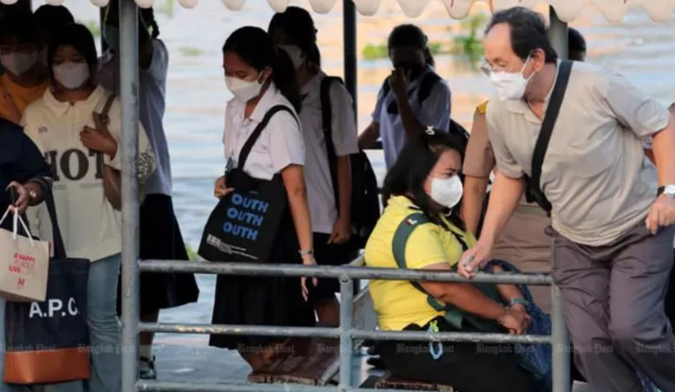Penumpang feri di Sungai Chao Phraya, Bangkok, mengenakan masker untuk melindungi diri dari virus Covid-19. (Bangkok Post)