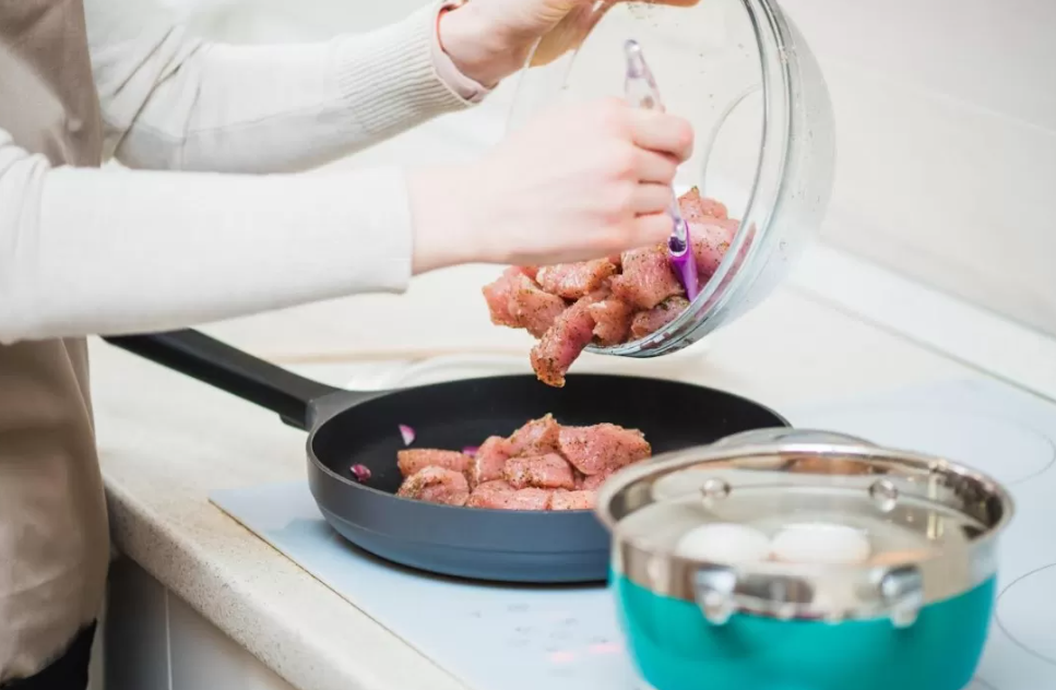 Cara Memasak Daging Kambing yang Benar agar Tidak Bau dan Tetap Empuk (Freepik)