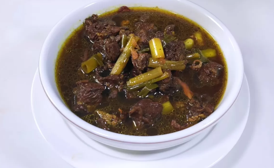 Sajian hasil resep rawon daging sapi khas Surabaya. (Tangkapan layar YouTube Dapur Cantik Channel)