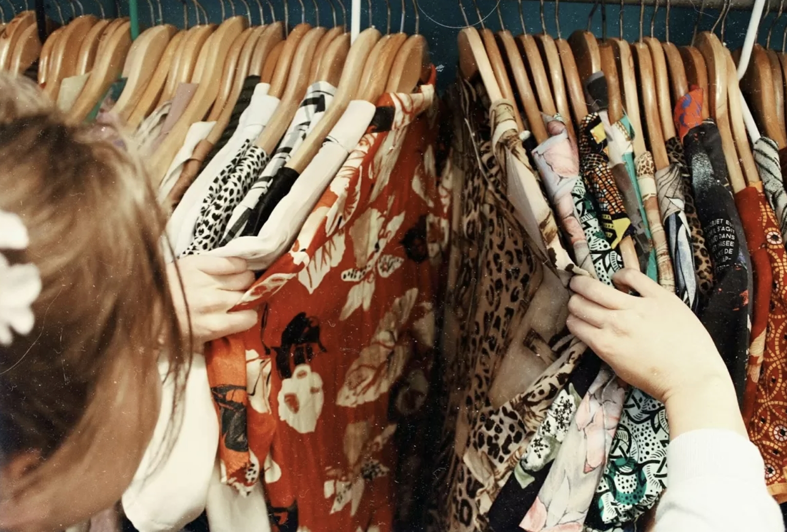 Rak dengan pakaian vintage. (Becca McHaffie/Unsplash)