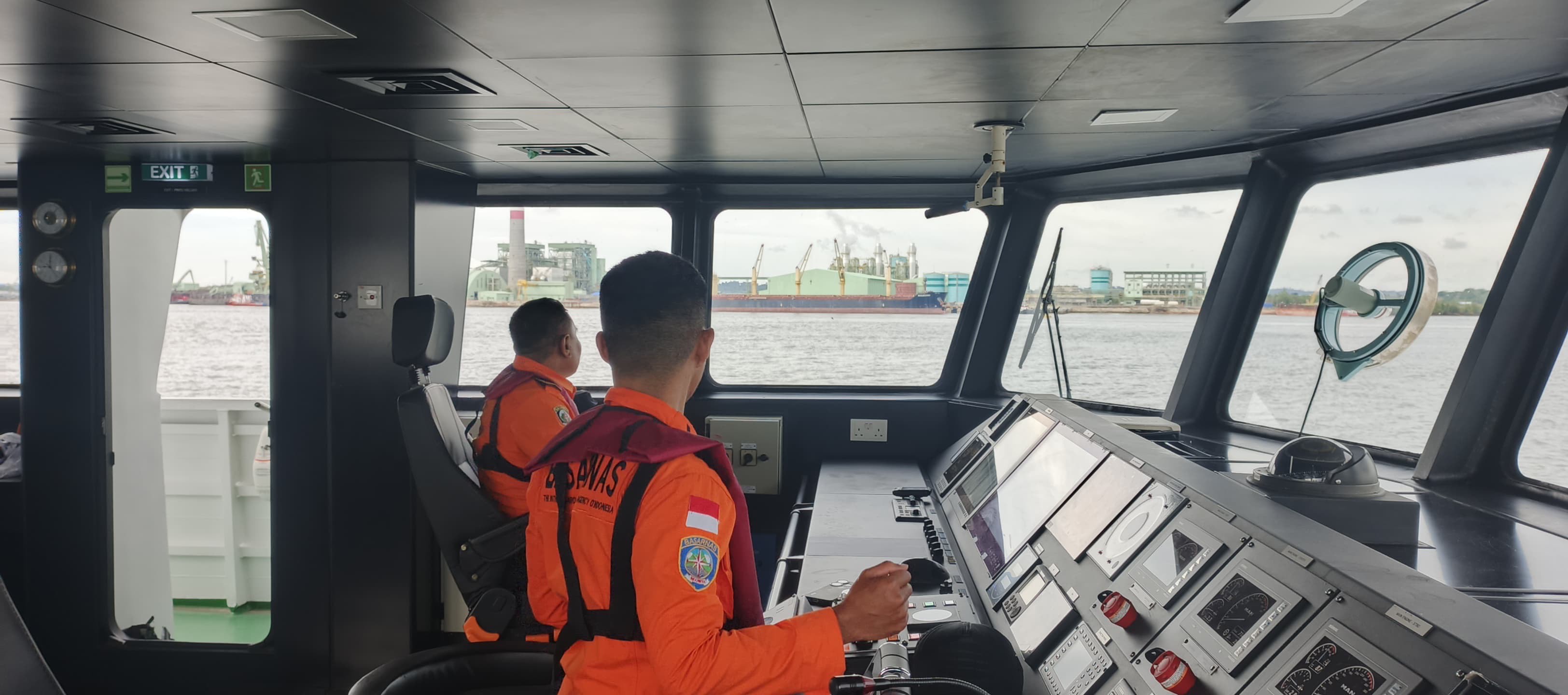 LAKUKAN PENCARIAN: Personel Kantor SAR Tarakan masih melakukan pencarian korban yang terjatuh ke perairan Kaltara, Selasa (3/6). (SAR TARAKAN UNTUK HRK)