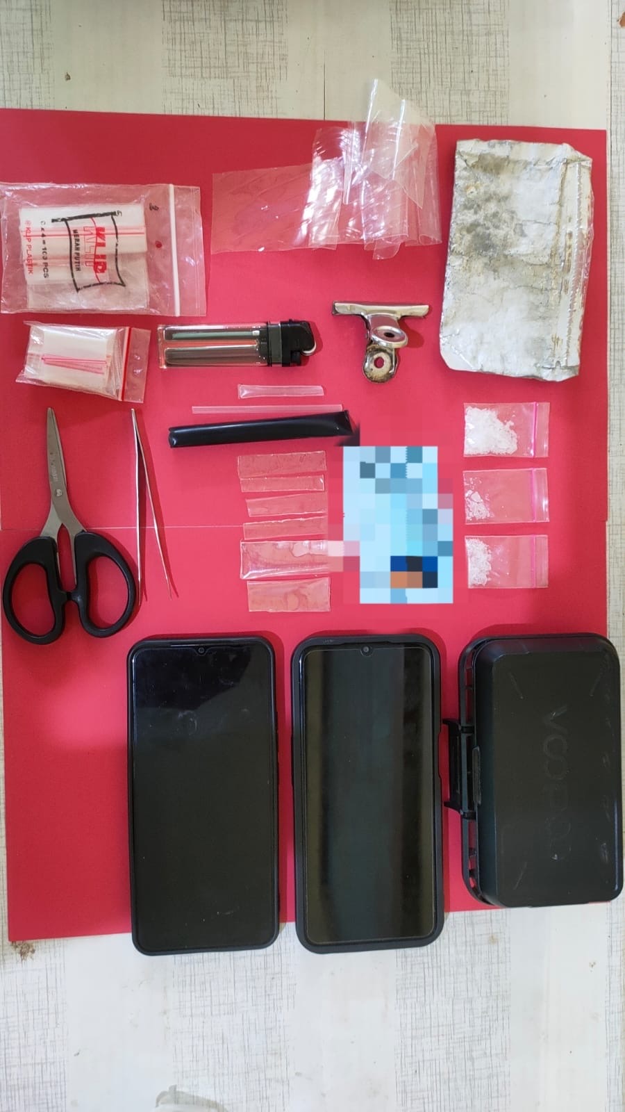DIAMANKAN: Pelaku AH (48) dan barang bukti yang diamankan pihak kepolisian. (HUMAS POLRES BERAU UNTUK BERAU POST)