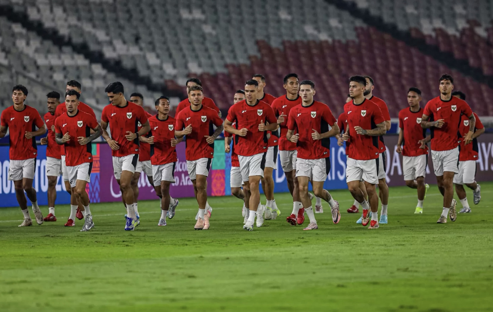 Sejumlah pemain Timnas Indonesia mengikuti latihan di Stadion Utama Gelora Bung karno, Jakarta, Rabu (4/6/2025). (Salman Toyibi/Jawa Pos)