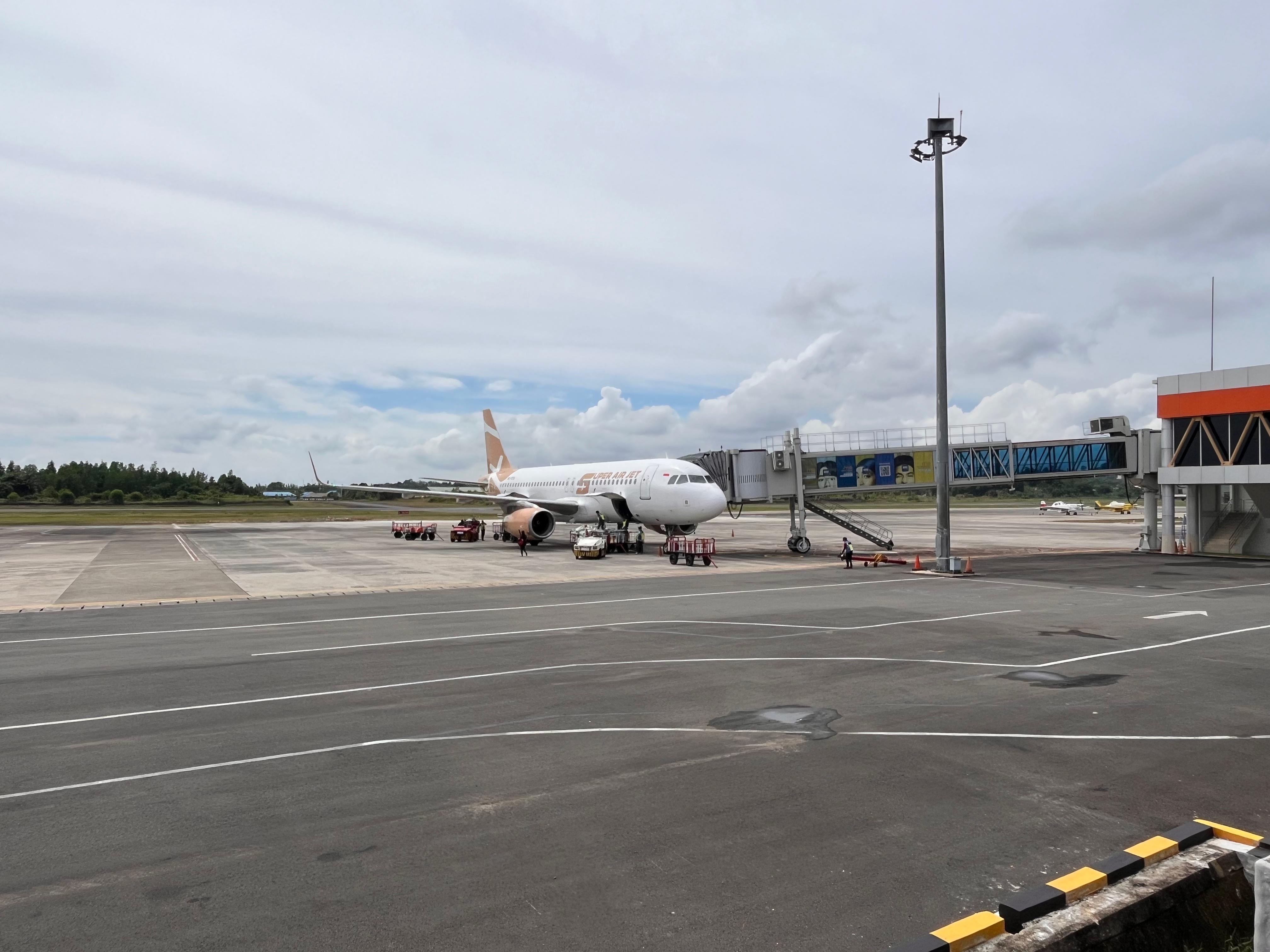 KEMBALI NORMAL: Maskapai Super Air Jet di Bandara Juwata Tarakan kembali berjalan normal usai insiden gagal lepas landas. (SEPTIAN ASMADI/HRK)