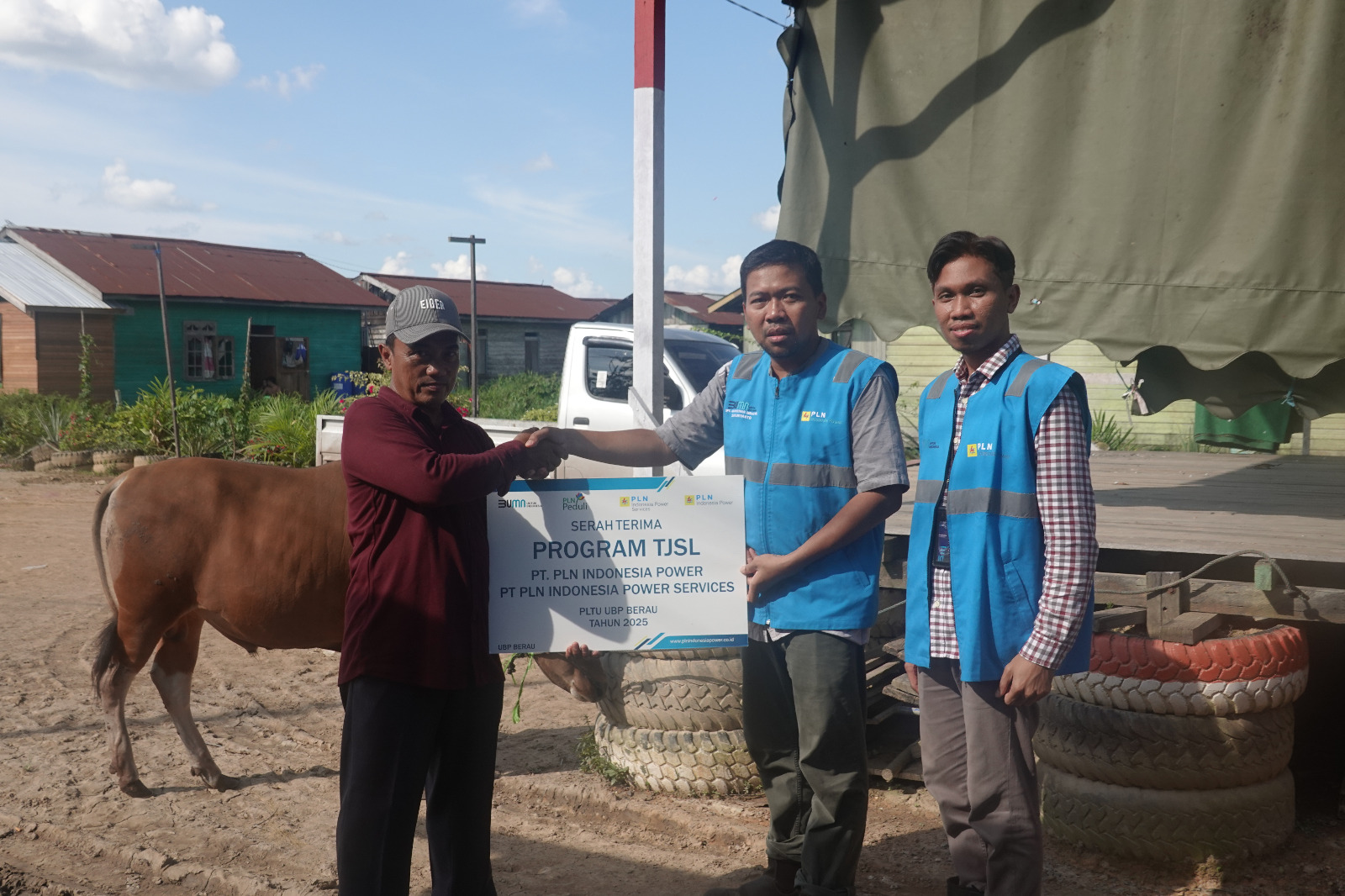 SERAH TERIMA: PT PLN Indonesia Power UBP Berau menyalurkan bantuan hewan kurban kepada masyarakat di sekitar PLTU Teluk Bayur. (PT PLN IP UBP BERAU UNTUK BERAU POST)
