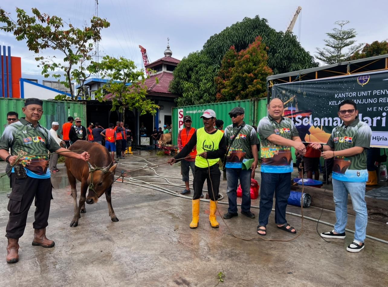 BERKURBAN: Dirut PT PASN dan PMB, Nugrahi Mawan menyerahkan secara simbolis kurban sapi kepada Kepala KUPP Kelas II Tanjung Redeb, Lister Martupa Gurning. (KUPP UNTUK BERAU POST)