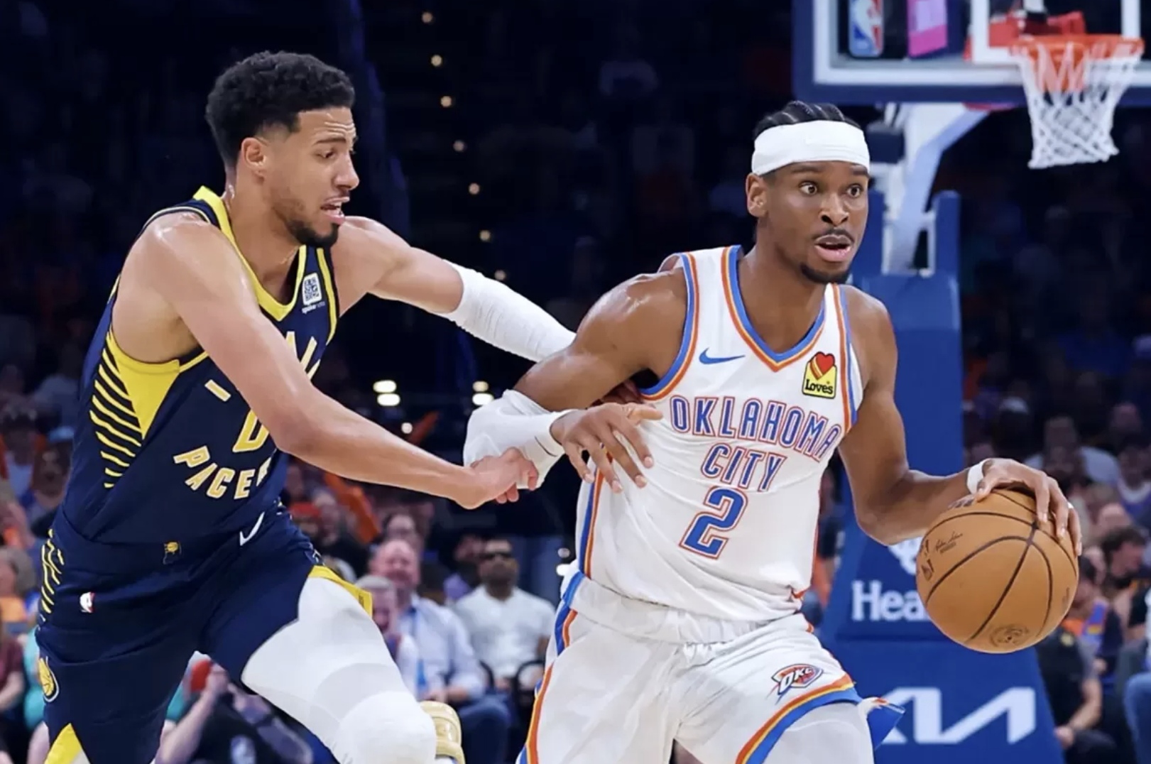 Duel Tyrese Haliburton (Indiana Pacers) dengan Shai Gilgeous-Alexander (Oklahoma City Thunder). (Dok. NBA)
