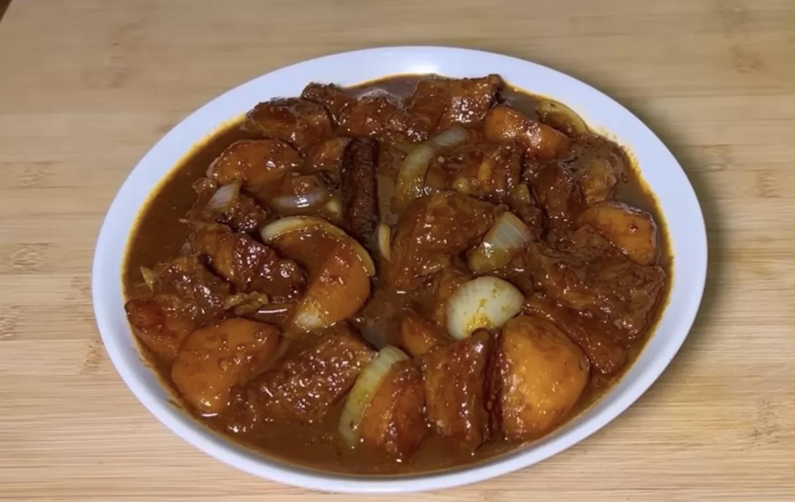 Sajian hasil semur daging ala rumahan. (Tangkapan layar kanal YouTube Ceceromed Kitchen)
