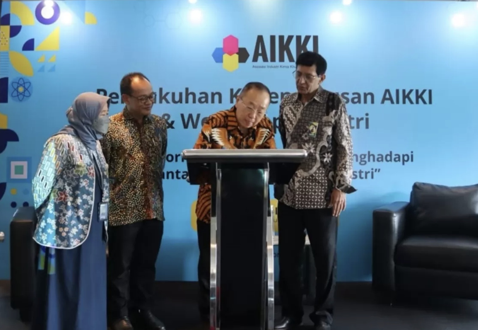 Direktur Jenderal Industri Kimia, Farmasi, dan Tekstil (IKFT) Taufiek Bawazier (kanan) menyaksikan penandatanganan pengukuhan kepengurusan Asosiasi Industri Kimia Khusus Indonesia (AIKKI) periode 2025