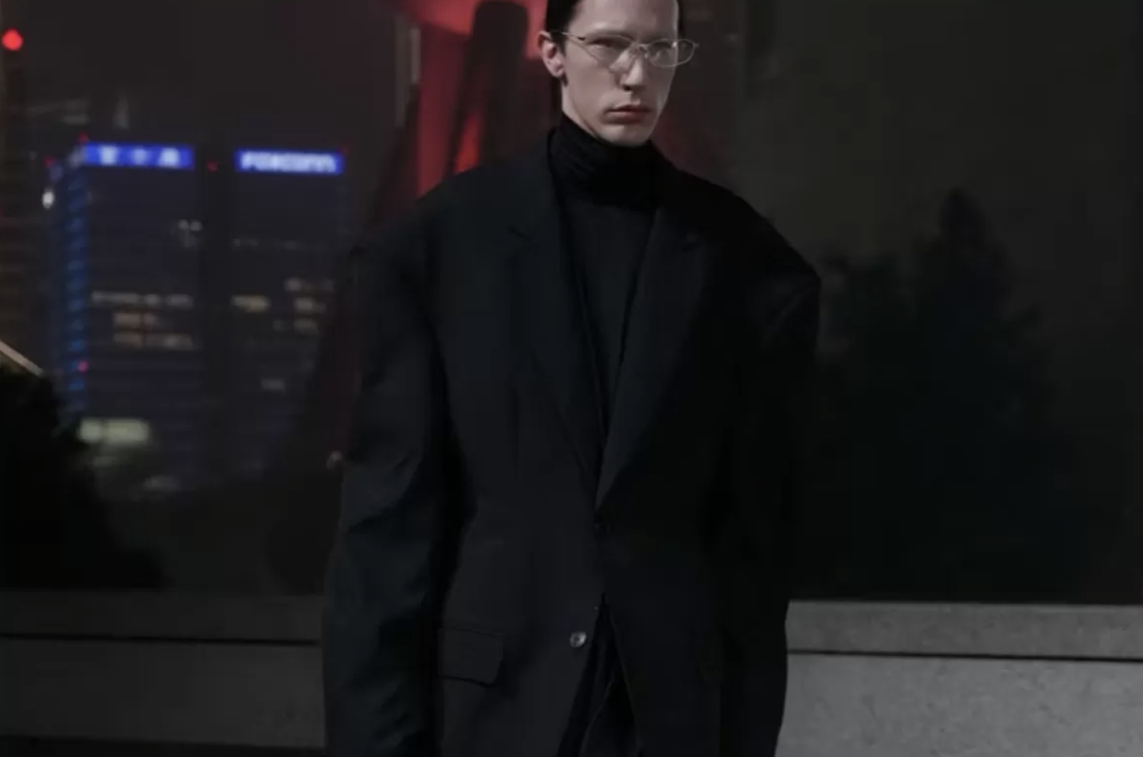 Blazer oversized dari koleksi Balenciaga Spring/Summer 2025 dengan siluet tegas dan berani.&nbsp;(dok. Balenciaga Runway)