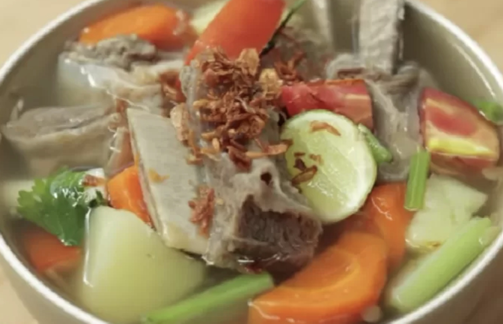 Resep Sup Iga Kuah Bening yang Enak dan Empuk./Tangkap Layar YouTube Devina Hermawan