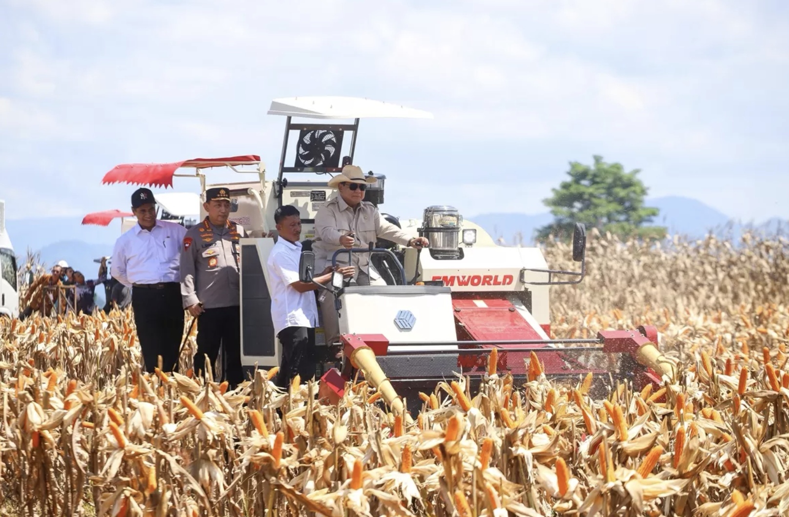 Presiden Prabowo bersama Mentan Andi Amran Sulaiman dan Kapolri Listyo Sigit Prabowo melakukan panen raya jagung serentak di Kabupaten Bengkayang. (Humas Kementan)