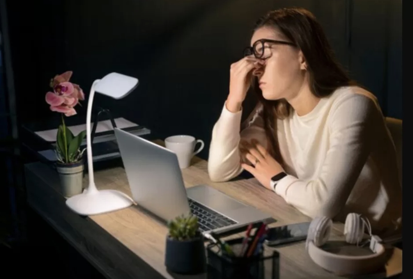 Ilustrasi seseorang menahan kantuk saat remote working. (Freepik)