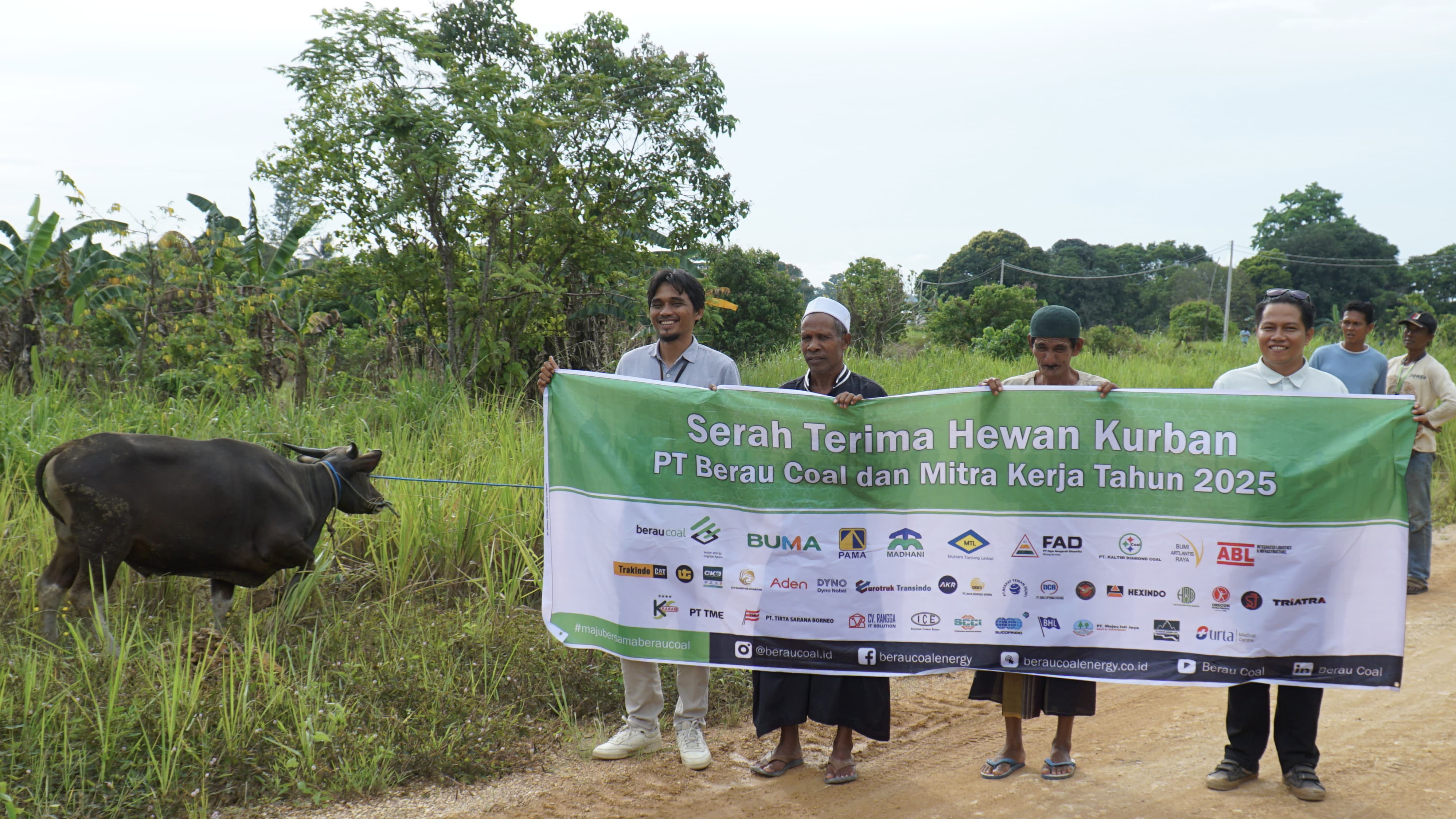 WUJUD SYUKUR: Semarak perayaan Iduladha 1446 Hijriah, Berau Coal bersama mitra kerjanya menyalurkan hewan kurban. (SENO/BP)