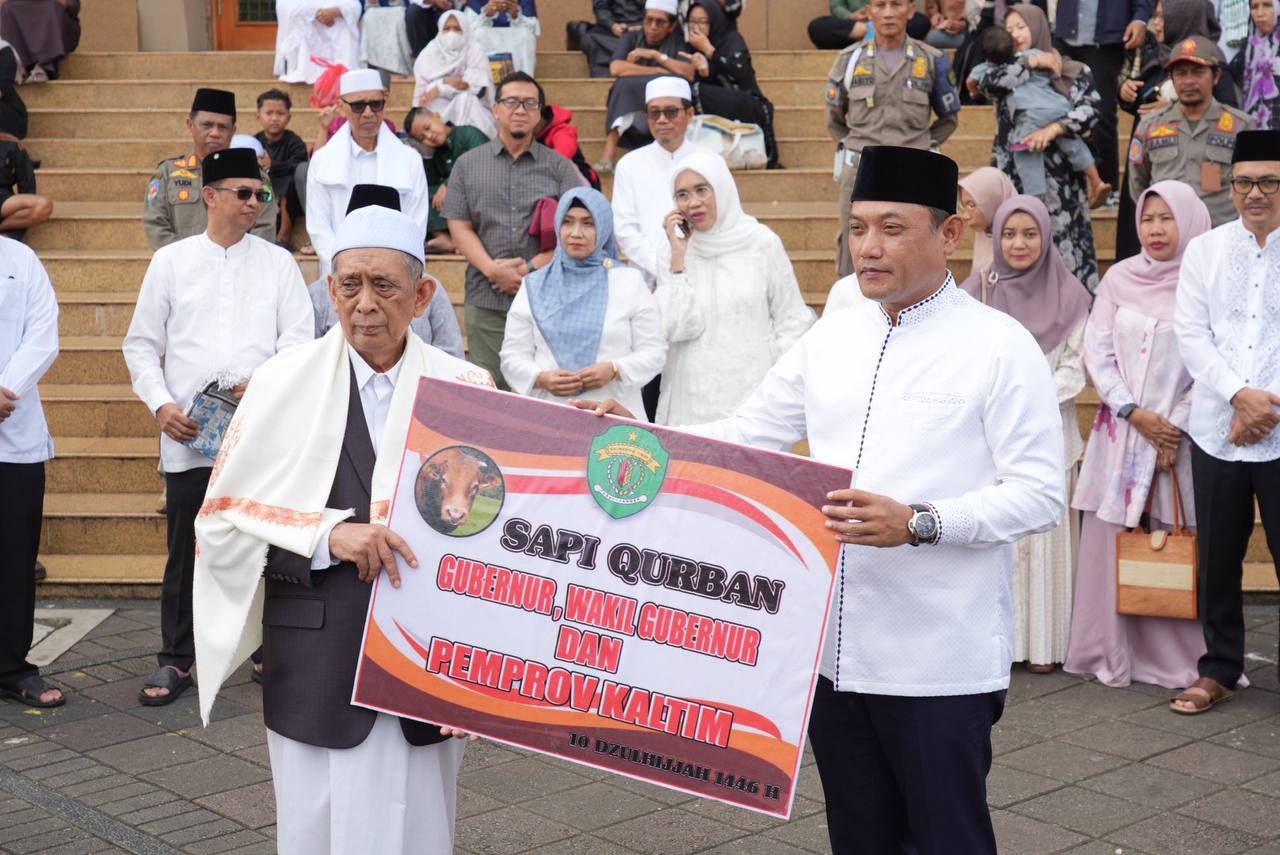 SERAHKAN HEWAN KURBAN: Wagub Seno Aji menyerahkan 21 hewan kurban kepada pengurus Badan Pengelola Masjid Baitul Muttaqien Islamic Center. (HUDA/ADPIMPROV KALTIM)