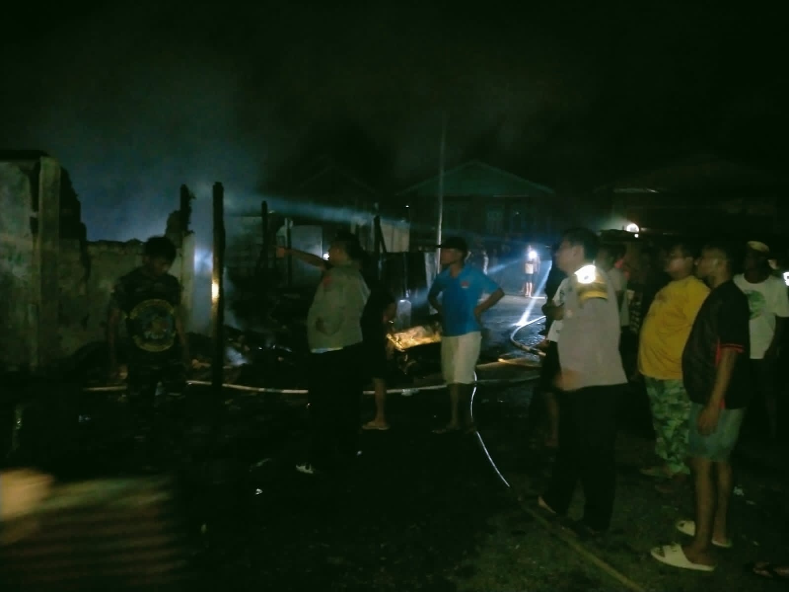 TERBAKAR: Satu unit bangunan rumah di RT 09, tepatnya di Jalan Tongkol dilahap si jago merah pada dini hari (POLSEK PULAU DERAWAN UNTUK BERAU POST)