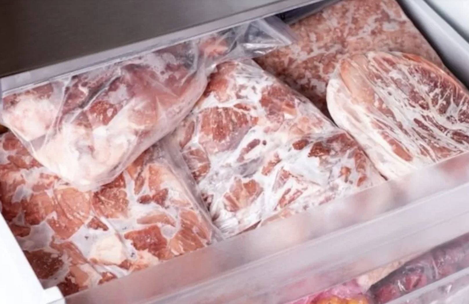 Ilustrasi menyimpan daging kurban di freezer. (Freepik)