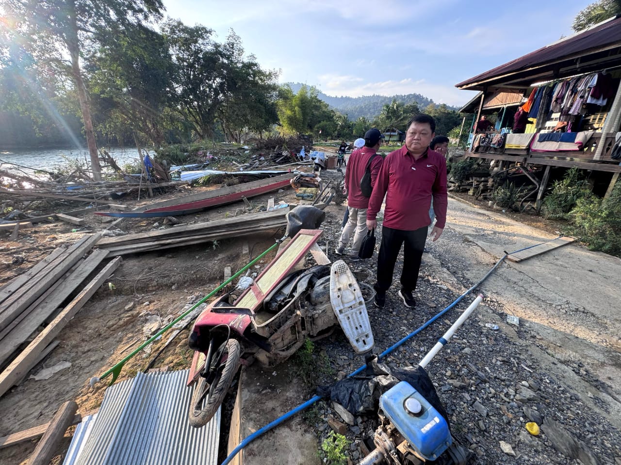TINJAU: Sisa puing-puing bangunan rumah warga di Kampung Long Ayap, Kecamatan Segah masih menyisakan luka dan duka. Dua pekan setelah kejadian, warga masih bergotong-royong membersihkan. (DAYAT/BP)