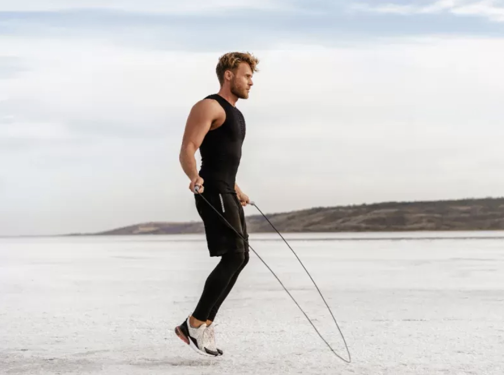Seorang pria sedang melakukan skipping atau lompat tali. (Shutterstock/Eatthis/Desiree O)
