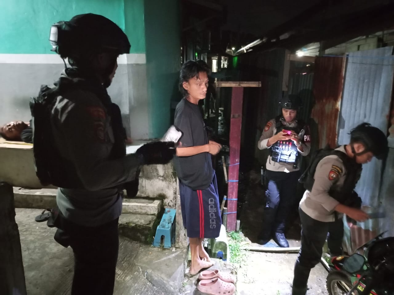 DIGELEDAH POLISI: Tim Patroli Perintis Presisi Satsamapta Polres Tarakan mendatangi kumpulan pemuda di Gang Kecubung, Kelurahan Sebengkok, Tarakan Tengah, Senin (9/6) malam lalu. (POLRES TARAKAN UNTUK