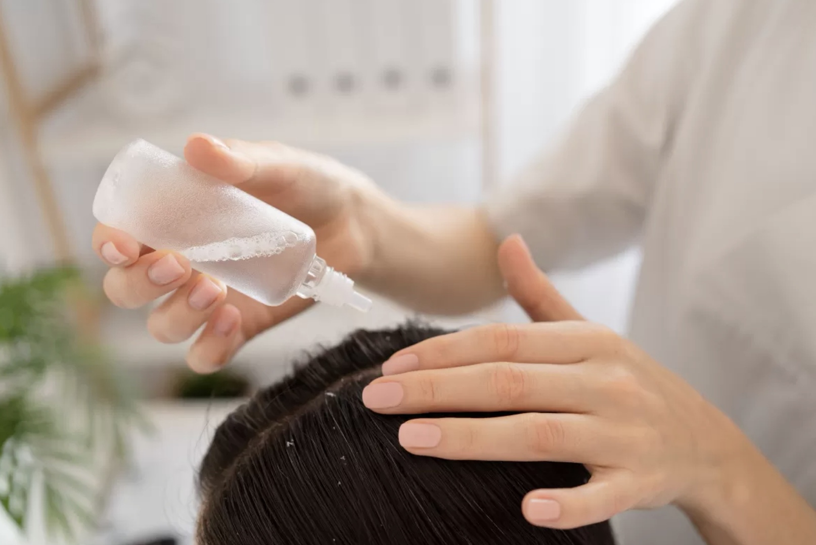 Kamu perlu tahu cara pakai hair tonic yang benar agar dapat khasiat maksimal. (Freepik)