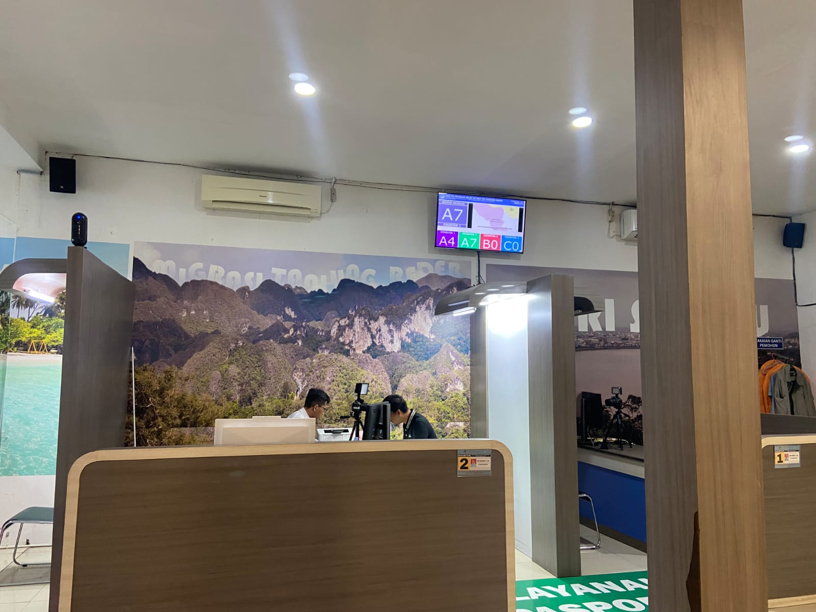 PEMBUATAN PASPOR: Salah seorang warga Berau, terlihat akan membuat pasport. (ARTA KUSUMA YUNANDA/BP)