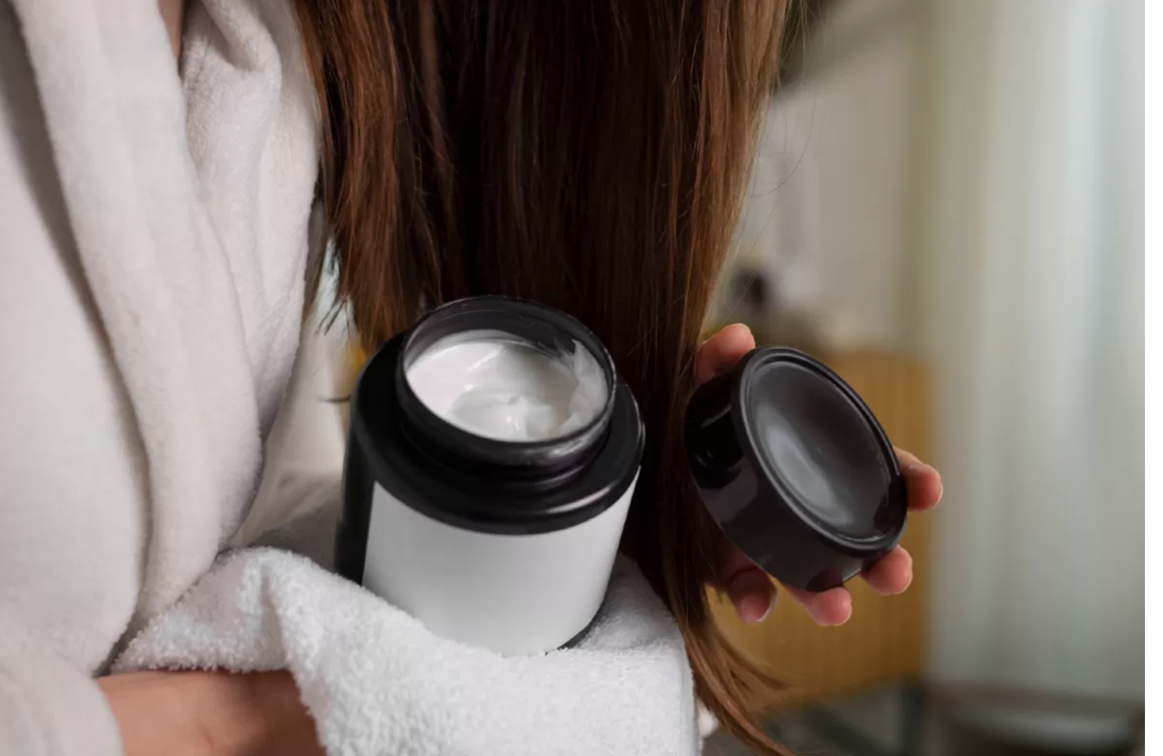 Hair mask adalah salah satu perawatan rambut rutin yang bisa membuat rambut kering jadi halus dan berkilau. (Freepik)