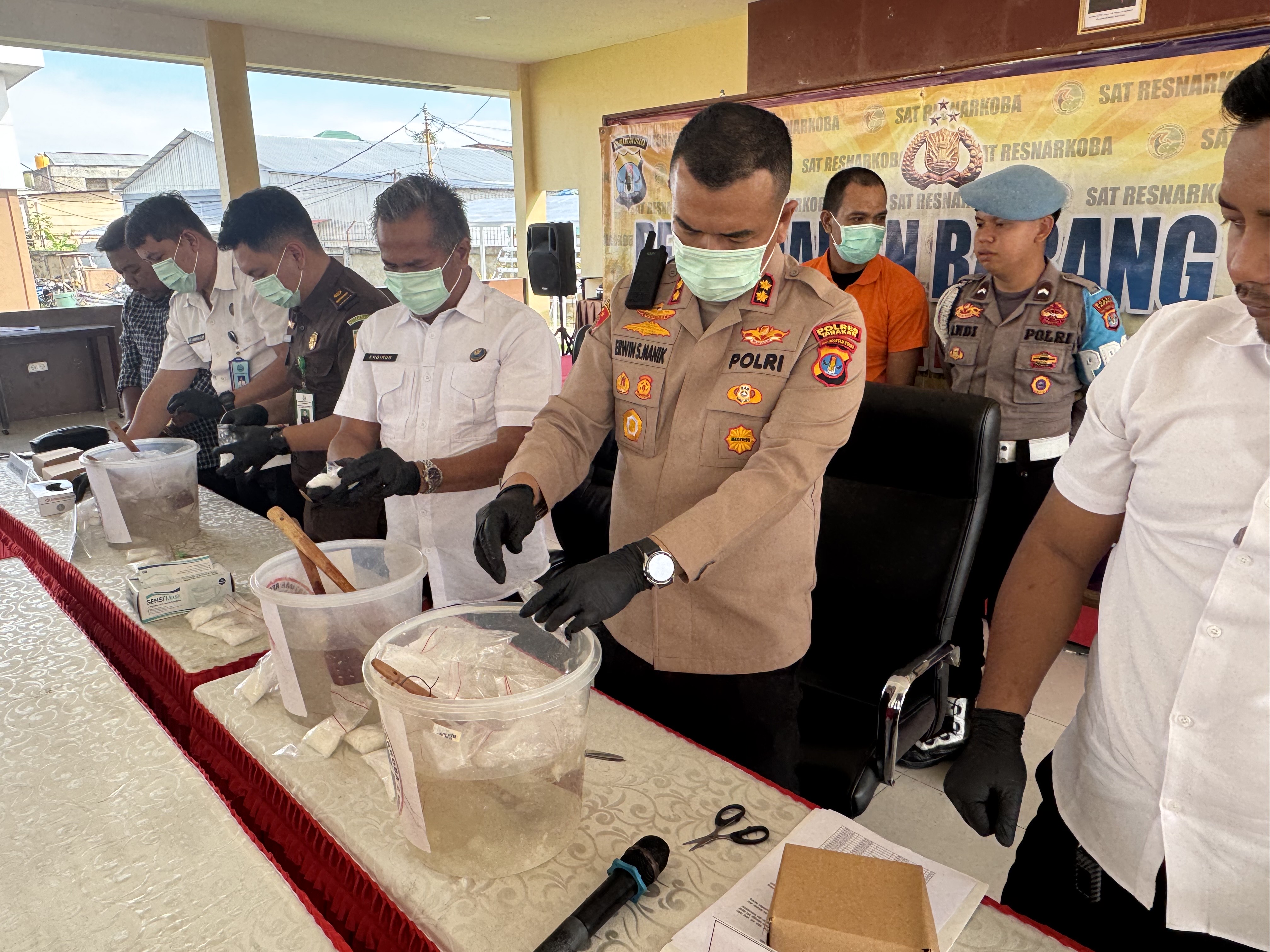 DIMUSNAHKAN: Polres Tarakan memusnahkan 3,2 kg sabu disaksikan tersangka, Rabu (11/6) lalu. (SEPTIAN ASMADI/HRK)