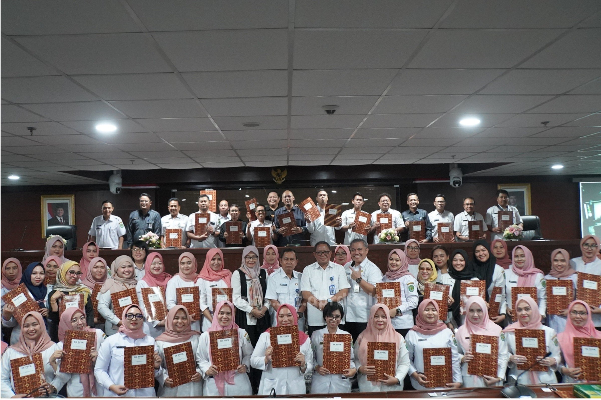 SK PENGANGKATAN: 117 PPPK Sekretariat DPRD Kaltim berfoto bersama usai menerima SK pengangkatan. (HUMAS DPRD KALTIM UNTUK BERAU POST)