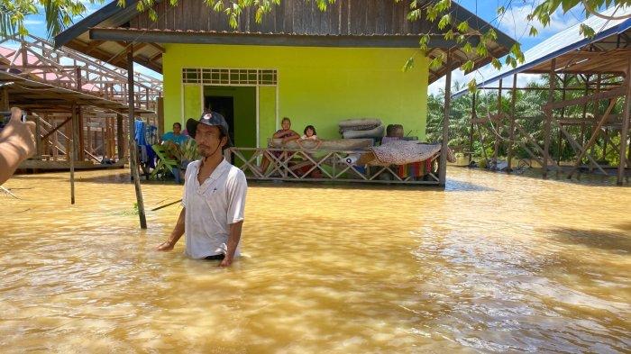 ILUSTRASI: Salah satu kampung di wilayah hulu yang terendam banjir yang terjadi beberapa waktu lalu. (ARTA KUSUMA YUNANDA/BP)