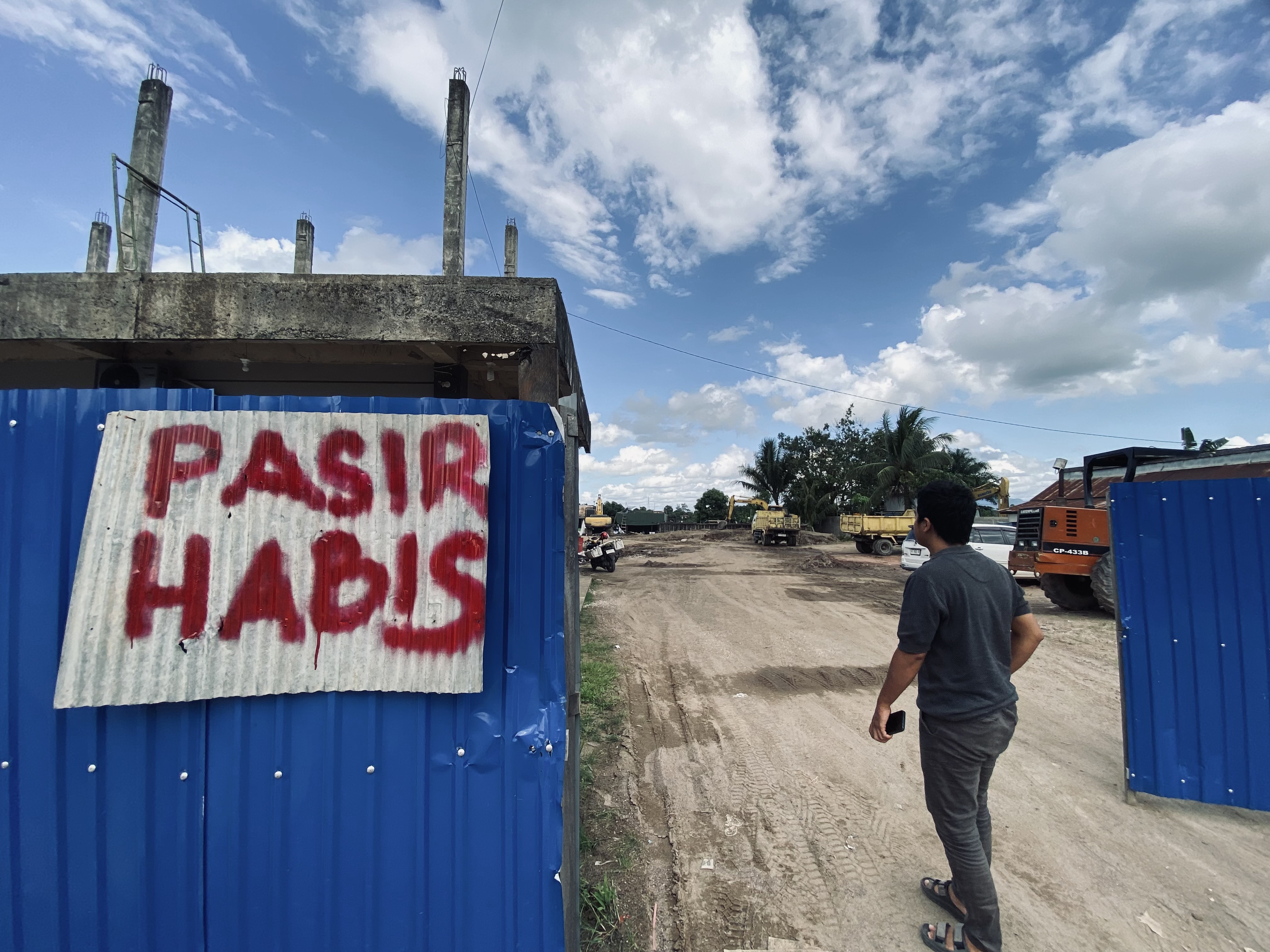 LANGKA: Stok pasir di beberapa penjual mulai habis, hal ini menjadi dampak berantai pada pembangunan fisik di Kabupaten Berau, baik proyek pemerintah ataupun masyarakat.  (SENO/BP)