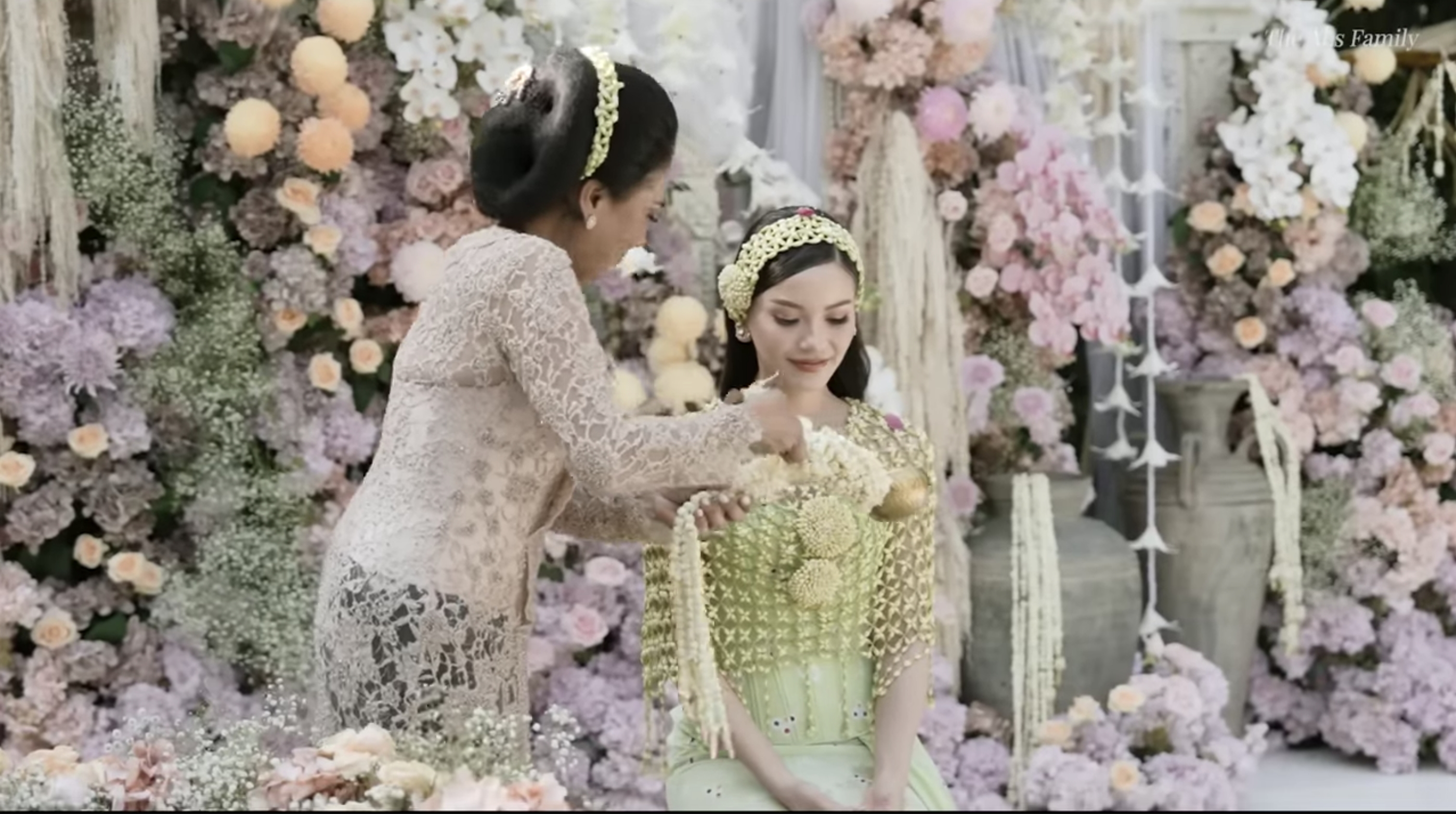 JUMPUTAN: Alssa Daguise tampak anggun menggunakan jumputan hijau dibalut dengan melati saat prosesi adat siraman jelang pernikahan dengan Al Ghazali. ( YOUTUBE THE ALS FAMILY)