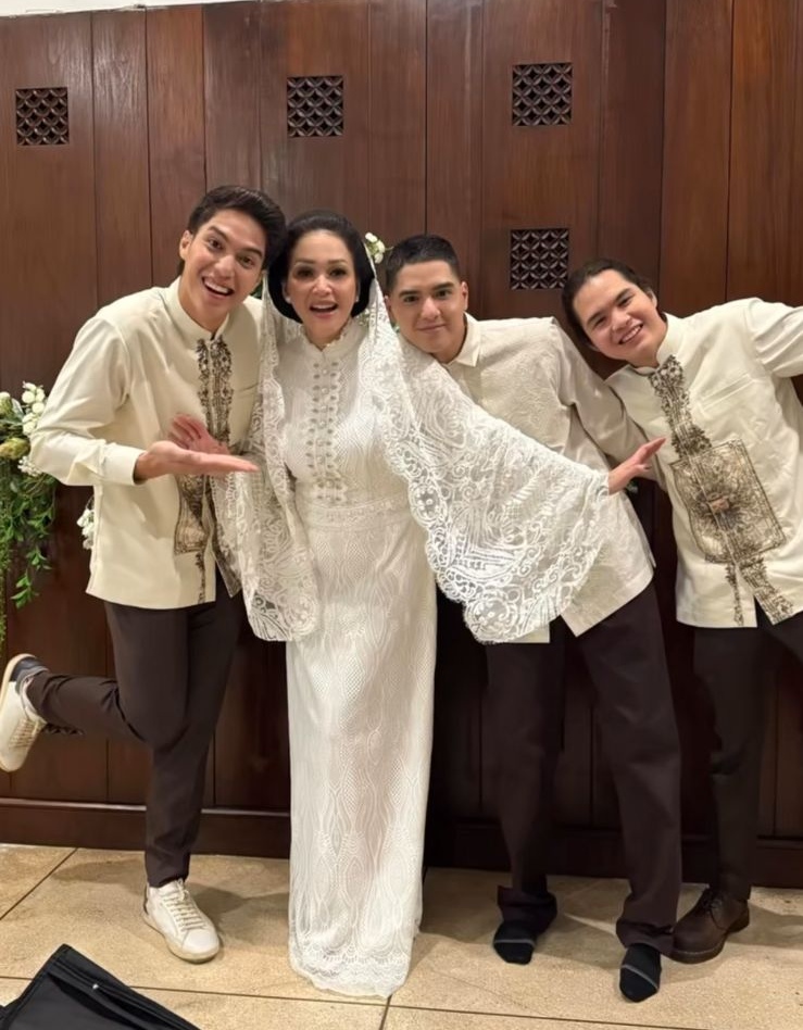 Tampilan Maia Estianty saat prosesi pengajian jelang pernikahan Al Ghazali dengan busana serba putih dengan aksen renda. (INSTAGRAM: MAIAESTIANTYREAL)
