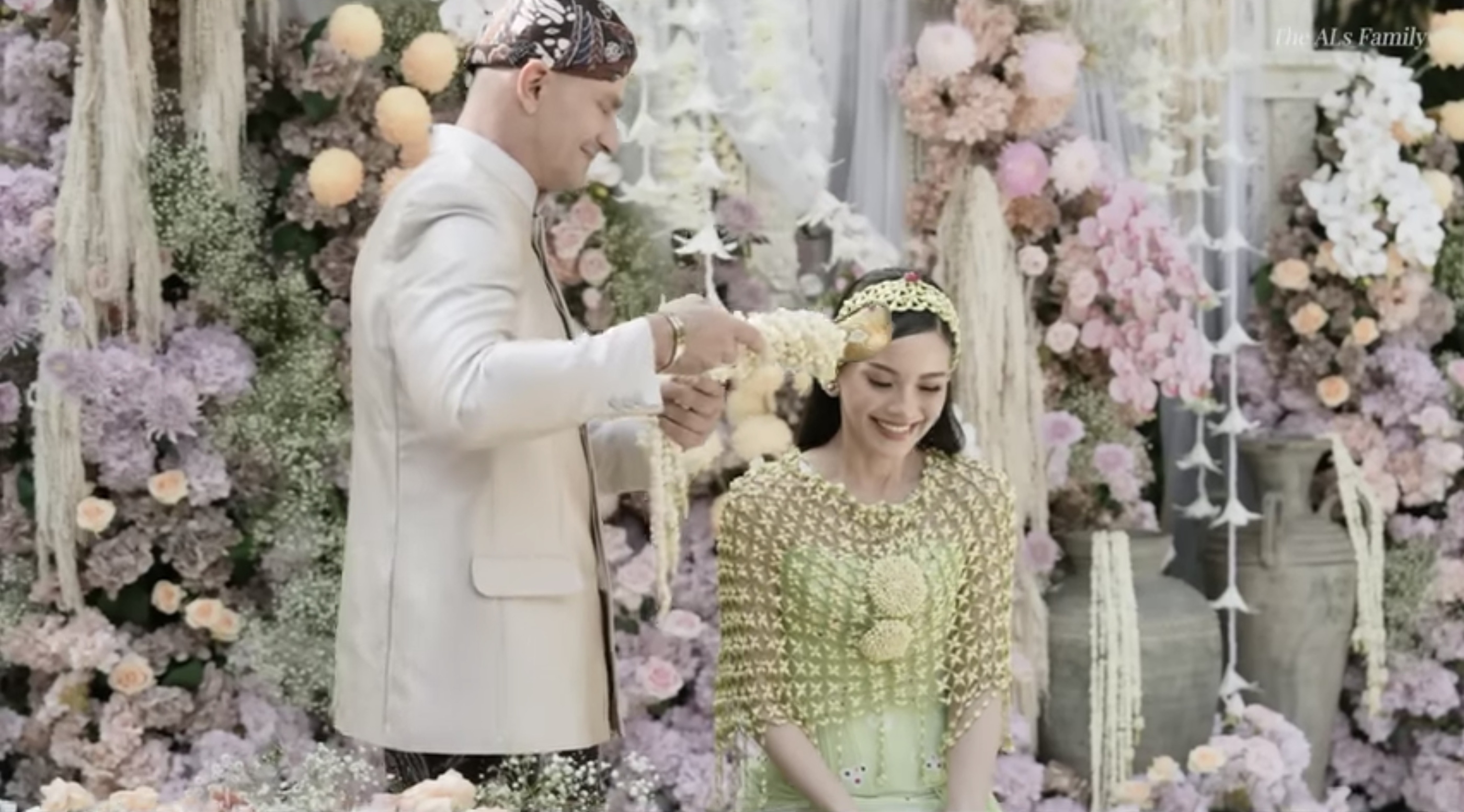 Prosesi siraman Adat Jawa Alyssa Daguise. (Youtube: TheAlsFamily)
