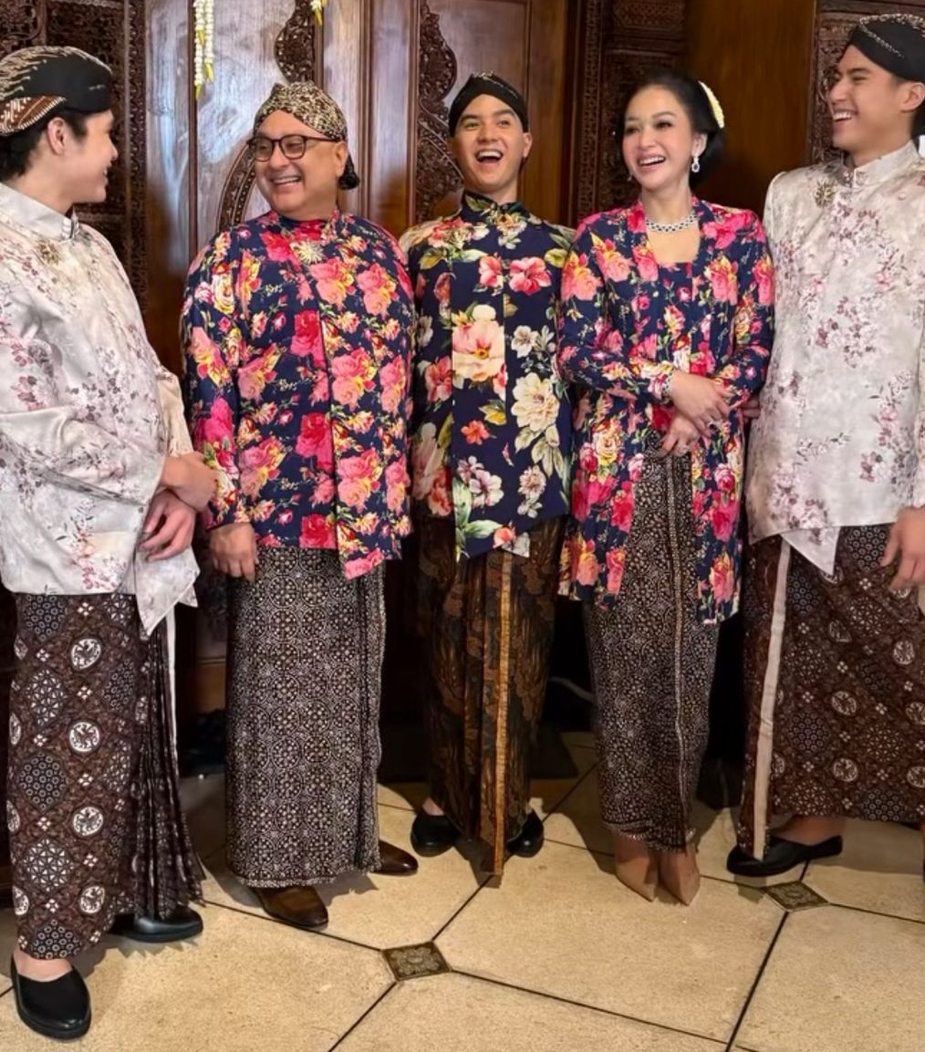Maia Estianty tampak anggun menggunakan kebaya kutubaru saat prosesi adat siraman jelang pernikahan Al Ghazali. (INSTAGRAM MAIAESTIANTYREAL)