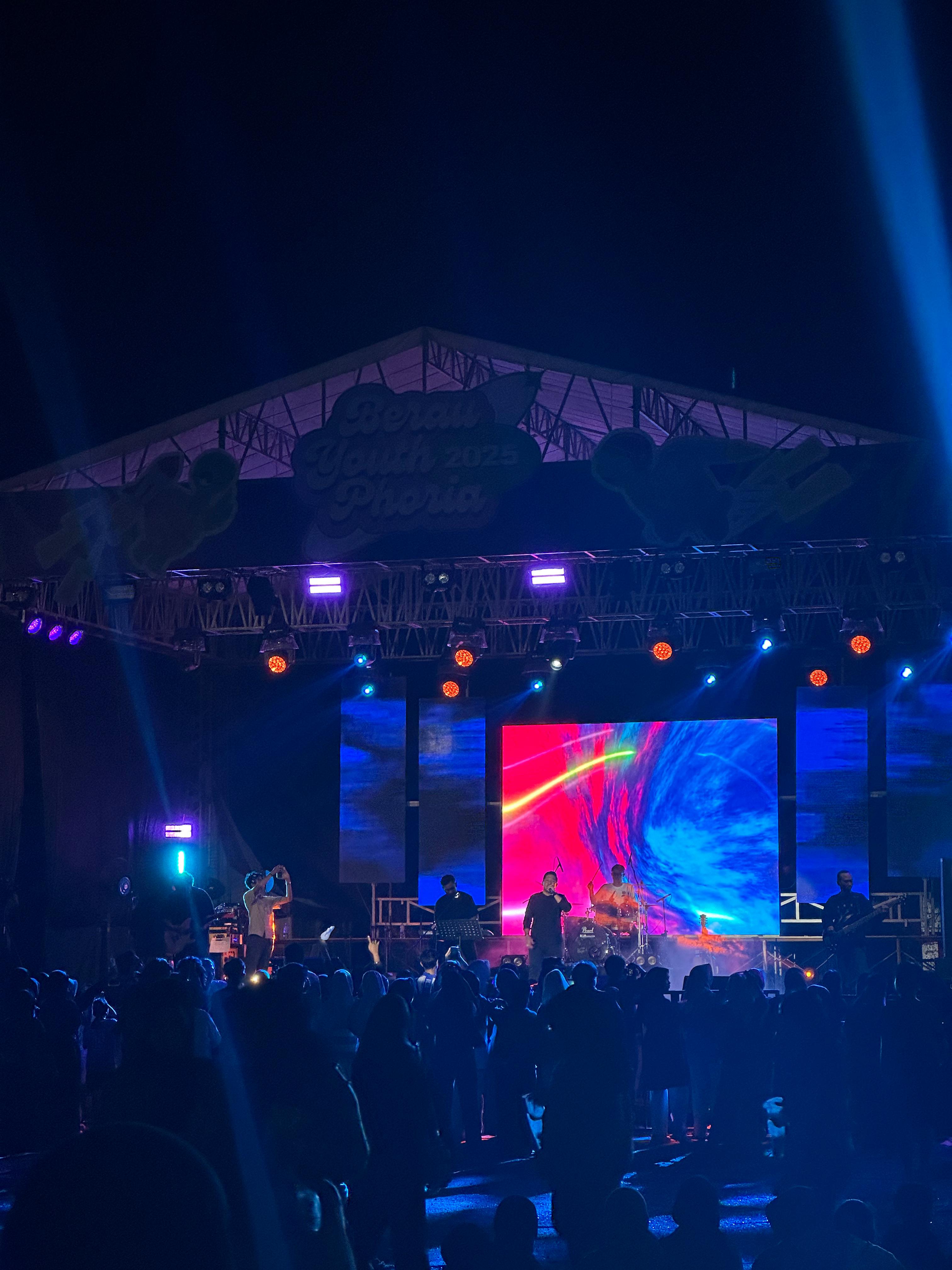 MERIAH: Penutupan Berau Youtphoria 2025 di Lapangan Pemuda, Tanjung Redeb berlangsung meriah dan diikuti antusias oleh masyarakat Berau. (IZZA/BP)