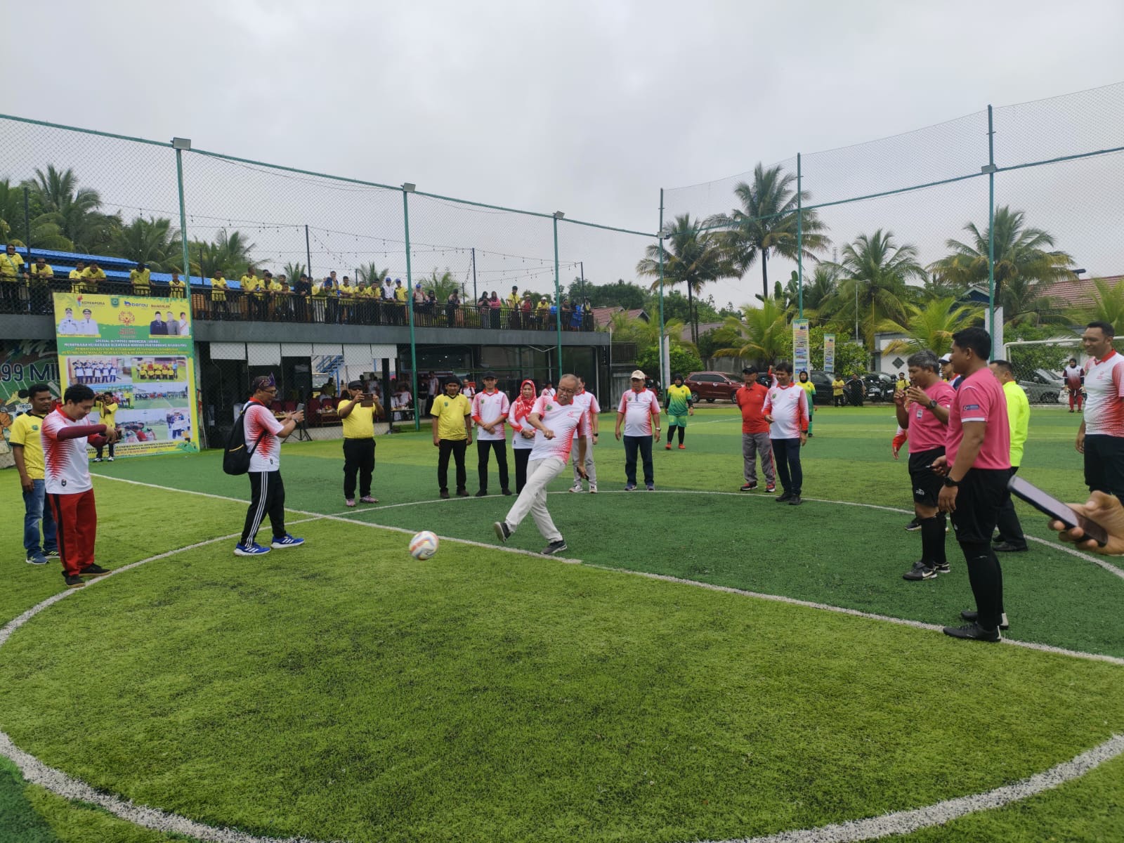 DIGELAR: Para atlet saat berfoto bersama sebelum dimulainya pertandingan. (ARTA KUSUMA YUNANDA/BP)