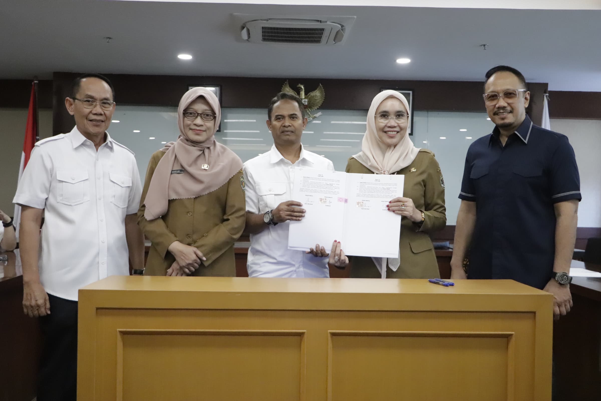 KERJA SAMA: Penandatanganan kerja sama Pemprov Kaltim dengan tujuh PTN di Ruang Rapat Tepian II Kantor Gubernur Kaltim. (DISKOMINFO KALTIM UNTUK BERAU POST)