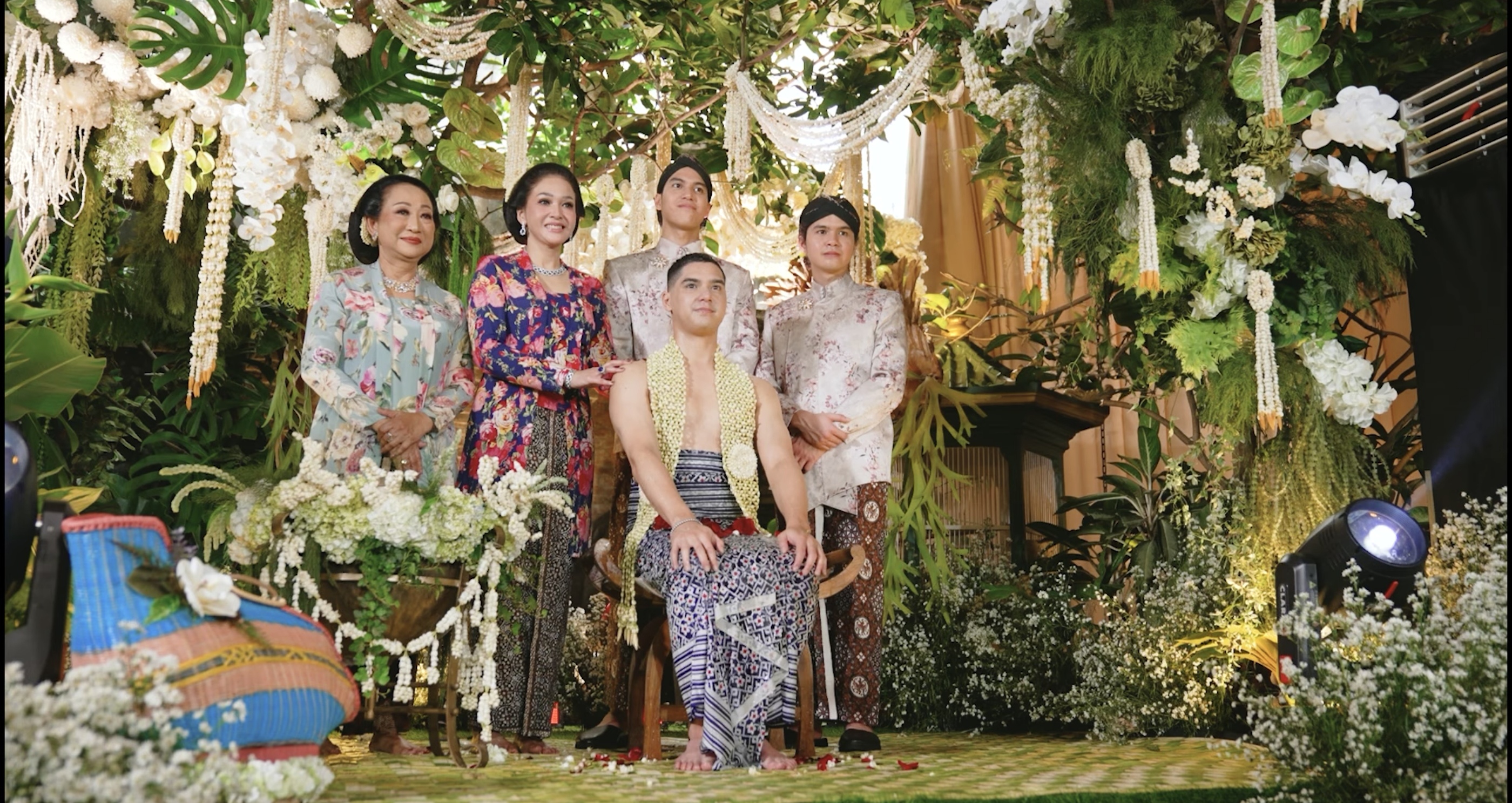 Set perhiasan Blue Sapphire yang dikenakan Maia Estianty di pernikahan Al Ghazali dan Alyssa Daguise. (YOUTUBE: THE ALS FAMILY)