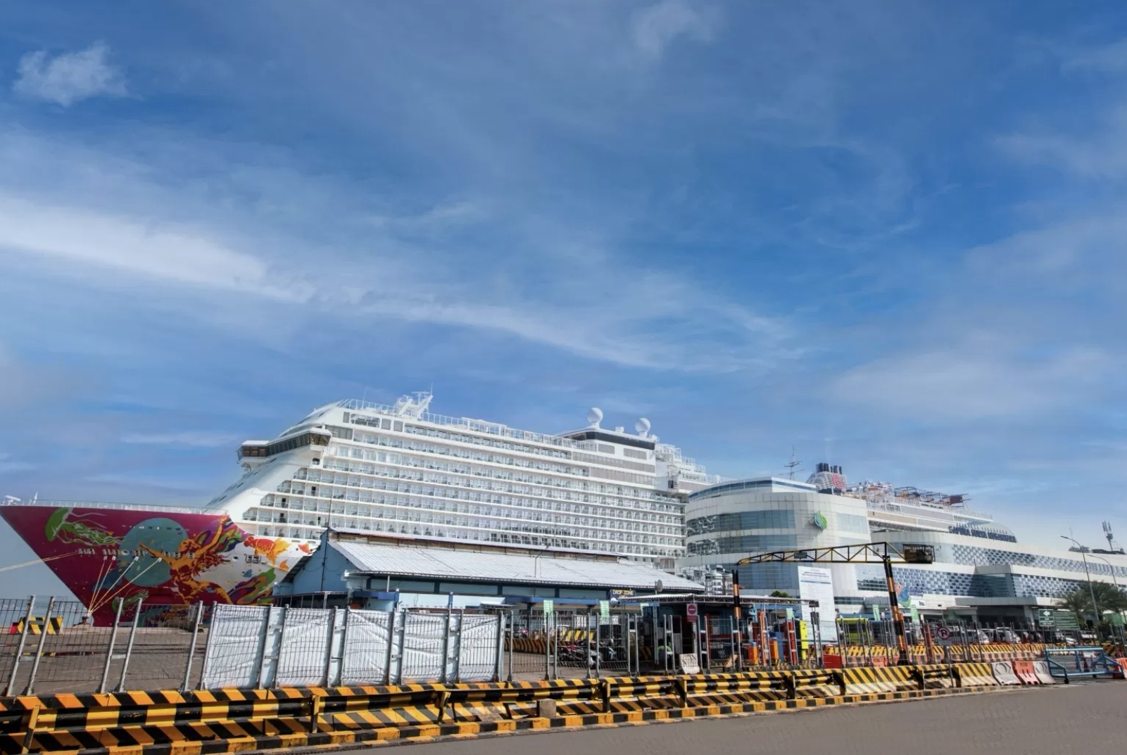 Ilustrasi orang-orang naik kapal (dok Resorts World Cruises)