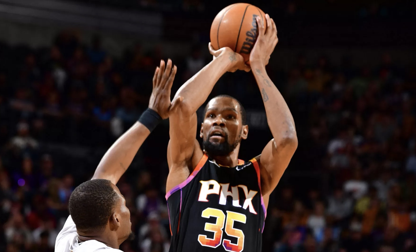 Kevin Durant dari Phoenix Suns saat melawan Cleveland Cavaliers. (Barry Gossage / NBAE / Getty Images / Getty Images via AFP via Jawa Pos)