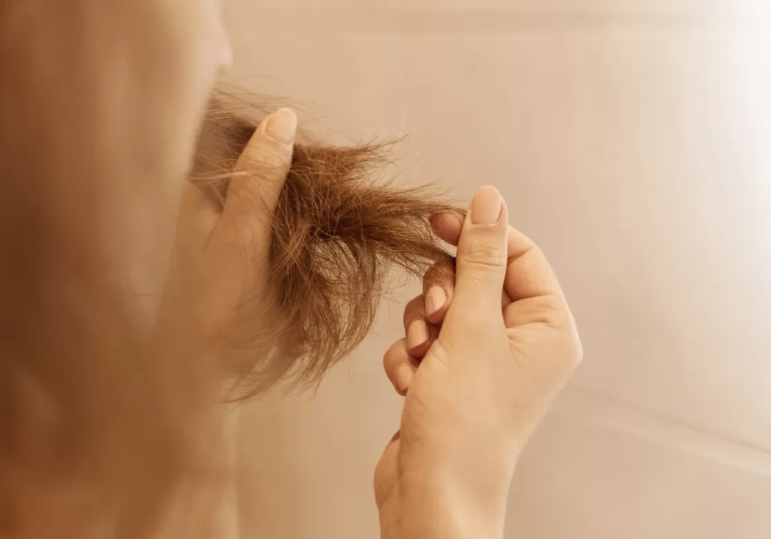 Paparan panas dan styling bisa jadi penyebab rambut bercabang. (Freepik)