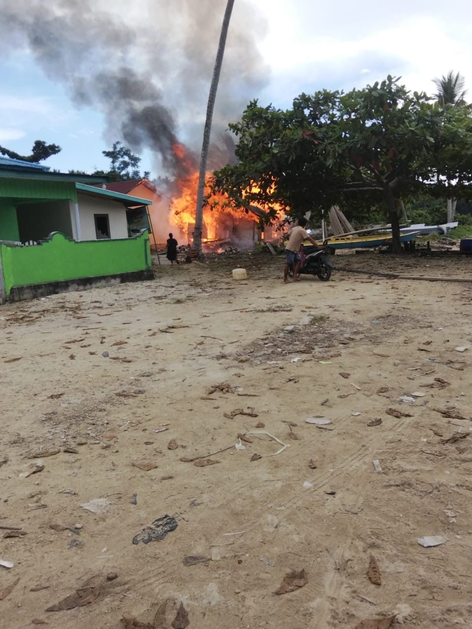 KEBAKARAN: Si jago merah mengamuk di Kampung Teluk Sumbang, Bidukbiduk dan menghanguskan satu rumah dinas guru. (BPBD UNTUK BERAU POST)