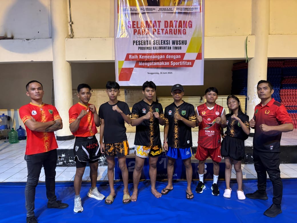 TERUS SEMANGAT: Para atlet Wushu yang terus berlatih untuk menghadapi beberapa kejuaraan. (ARTA KUSUMA YUNANDA/BP)